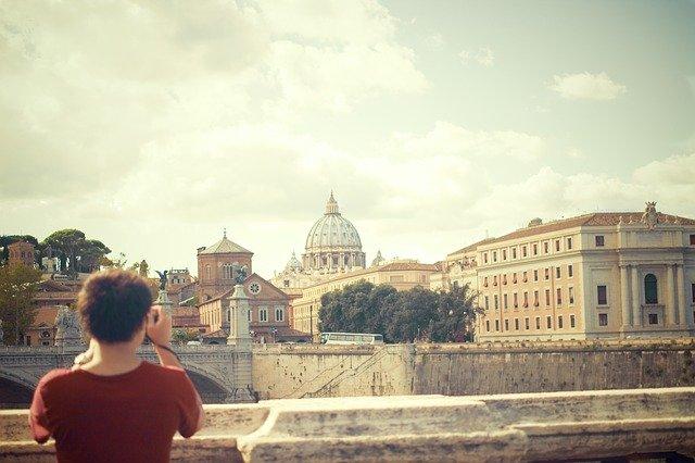 רומא עם האישה בקיץ