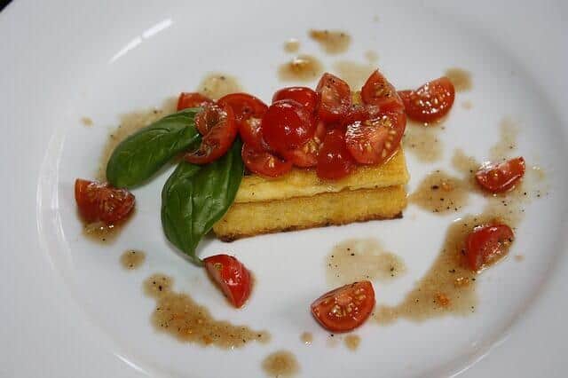 פולנטה איטלקית עם קפרזה ועגבניות
