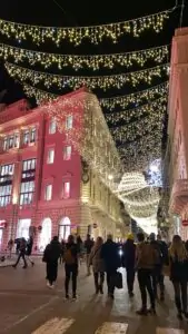 רומא בדצמבר רחוב ויה דל קורסו ביום ראשון בערב