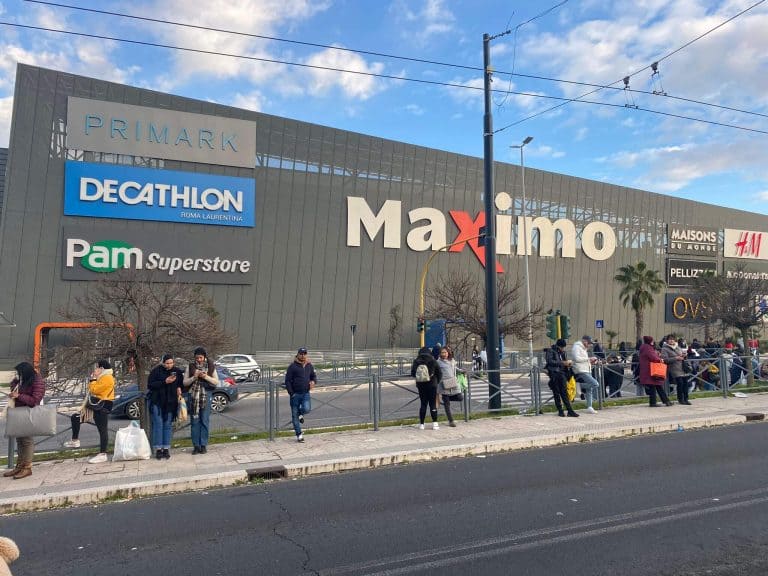 זה המקסימו קניון מטורף אפשר להגיע באמצעות אוטובוסים מקומיים עם אפליקציית מוביט או במונית