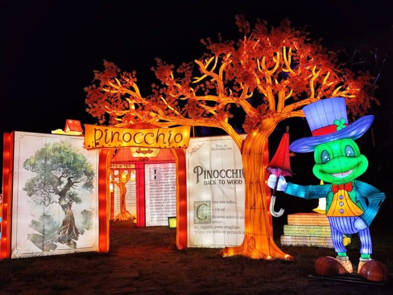 פארק האורות באגם EUR ברומא: פינוקיו בארץ העץ
