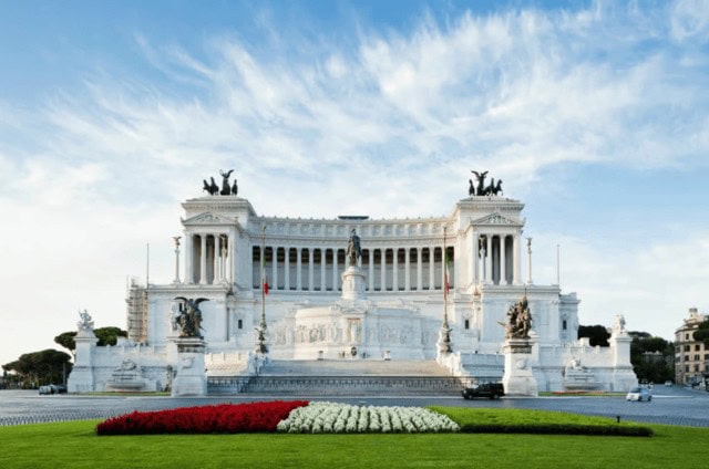 אנדרטת ויטוריו אמנואלה השני והמוזיאון בפיאצה ונציה Image credit: getyourguide