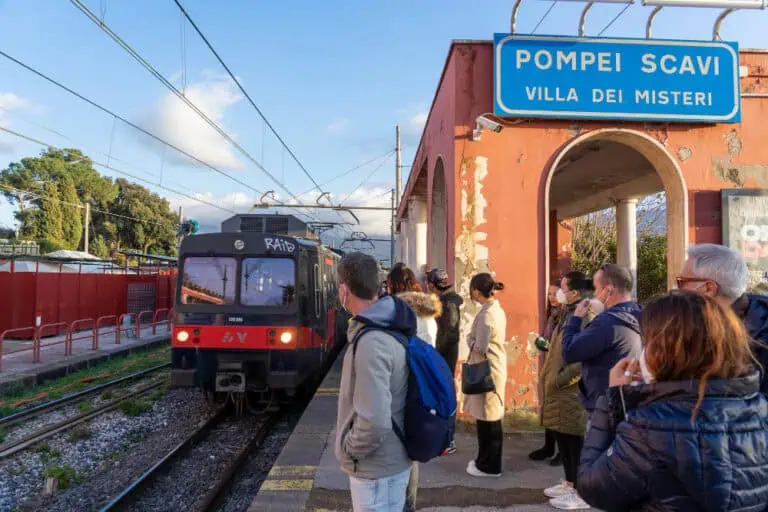 הגעה ברכבת מרומא לפומפיי