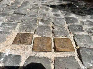 לוחיות בצבע זהב ברצפה ברומא ברובע היהודי