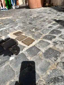 לוחיות בצבע זהב ברצפה ברומא ברובע היהודי
