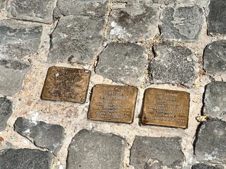 לוחיות בצבע זהב ברצפה ברומא ברובע היהודי