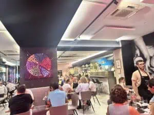 מטבח פתוח ואווירה ב Seu pizza Illuminati
