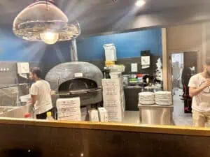 מטבח פתוח ואווירה ב Seu pizza Illuminati