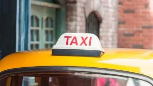 שלט TAXI על גג מונית רשמית ברומא