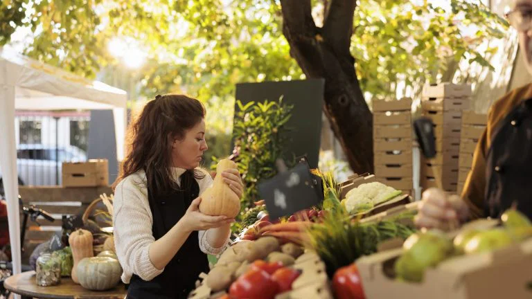 דוכן ירקות ופירות טריים בשוק פתוח ברומא