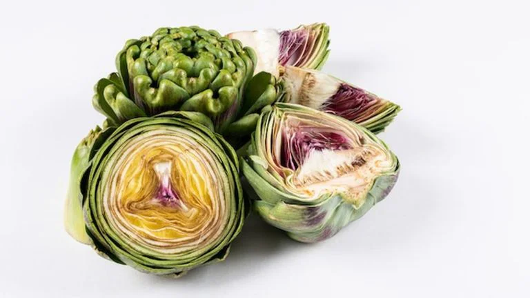 ארטישוק בסגנון יהודי-רומי (carciofi alla giudia), המנה המזוהה ביותר עם המטבח היהודי ברובע היהודי ברומא