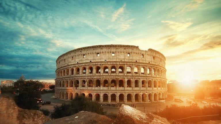נוף אל הקולוסיאום ברומא בשעת שקיעה, מהמלונות המומלצים לינה באזור
