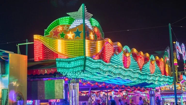 פארק שעשועים מואר בלילה בעונת חג המולד