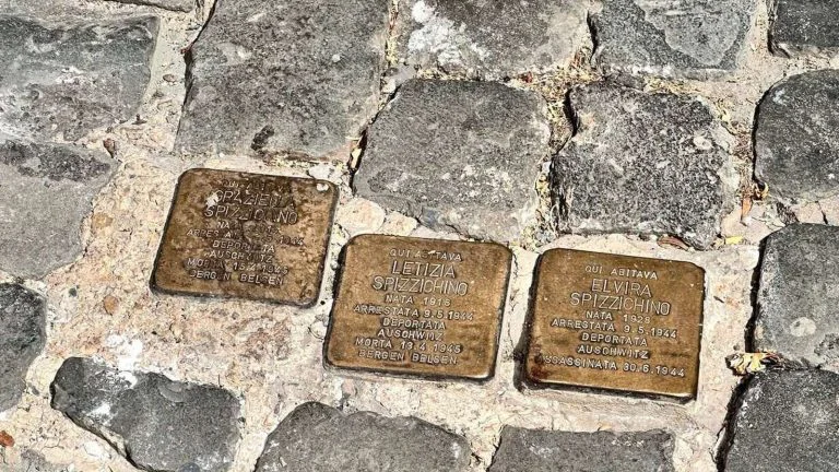 ריבוע זהב של אבן נגף (Stolpersteine) ברצפת האבן ברובע היהודי ברומא