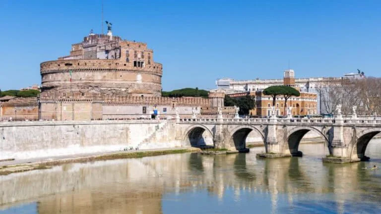 Castel Sant'Angelo מעבר לגשר המלאכים ברומא