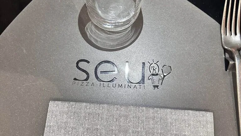 מטבח פתוח ואווירה ב Seu pizza Illuminati