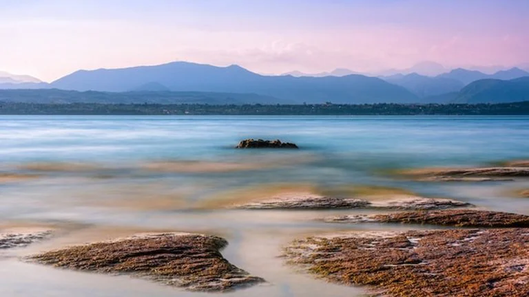 אגם גארדה (Lake Garda) בצפון איטליה עם רכסי הרים ברקע