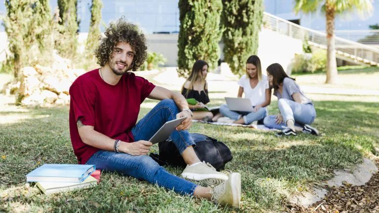 סטודנטים יושבים בקמפוס אוניברסיטה