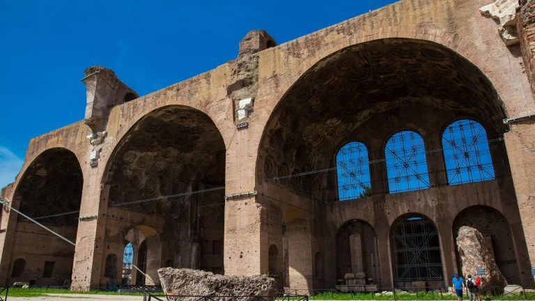 שלושת הקמרונות הגדולים של בזיליקת מקסנטיוס וקונסטנטינוס בפורום הרומי