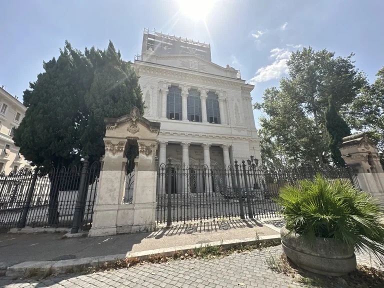 חזית בית הכנסת הגדול של רומא (Tempio Maggiore) מרחוב, מאחורי גדר הברזל