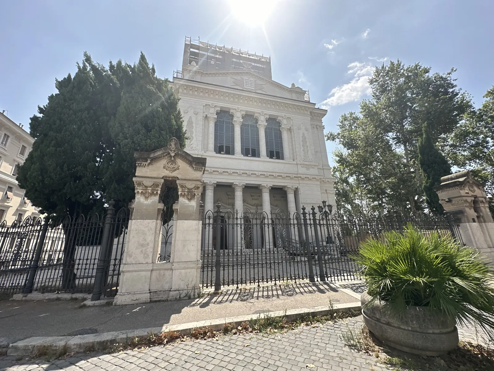 חזית בית הכנסת הגדול של רומא (Tempio Maggiore) מרחוב, מאחורי גדר הברזל